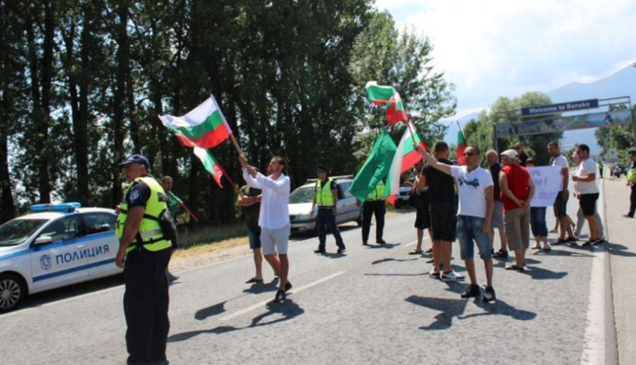 Протестно шествие блокира пътя към Банско