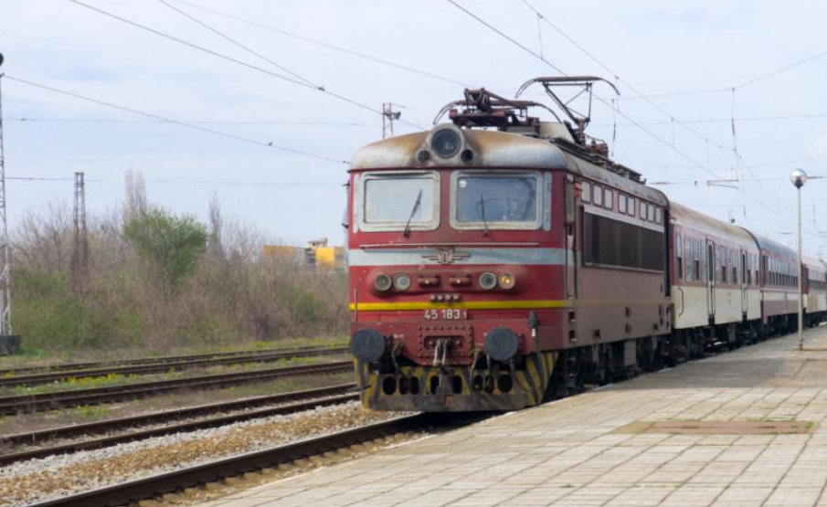 Влак удари камион в Пловдив (СНИМКИ)