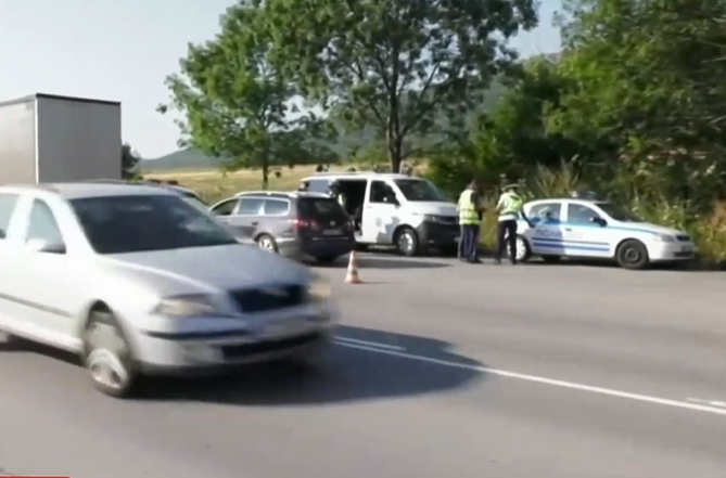 Полицейска акция тече в Монтанско, тарашат коли