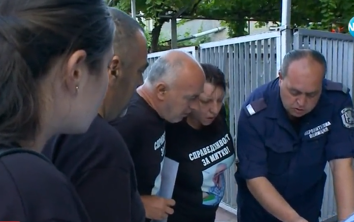 НАПРЕЖЕНИЕТО РАСТЕ: Близки на убития Димитър и полицаи влязоха в махленска свада