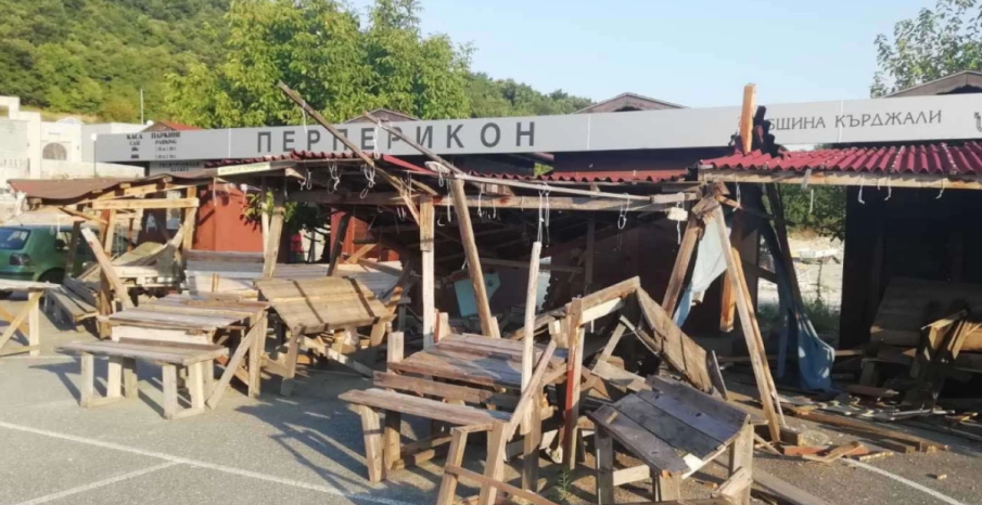 Тийнейджърка без книжка е потрошила сергиите на Перперикон