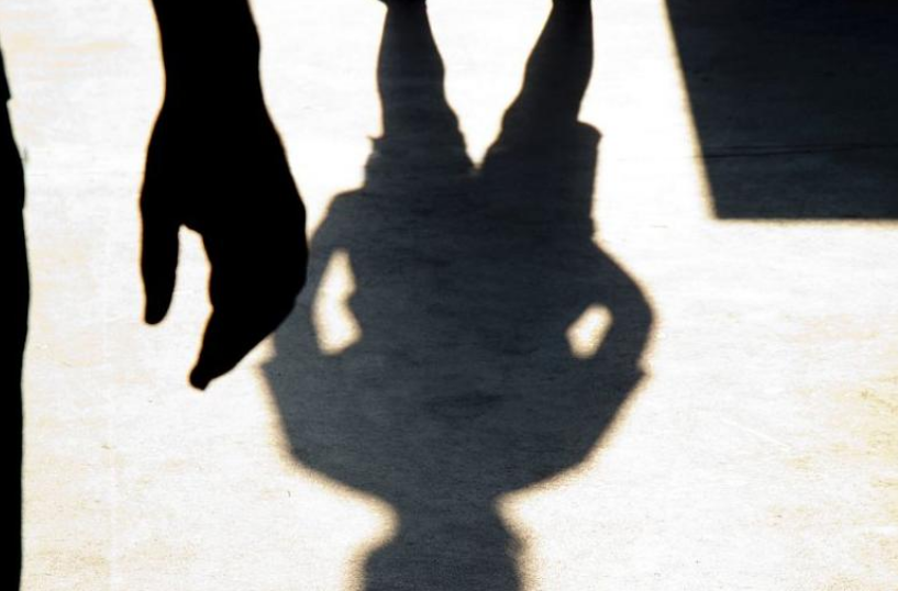 Глобиха три семейства, оставили децата си сами на улицата през нощта