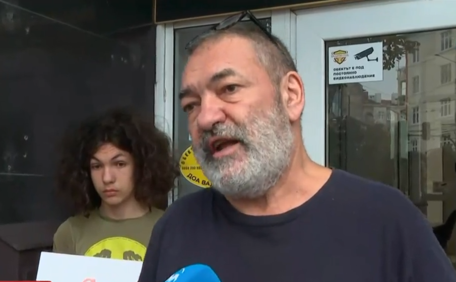 БЕЗ ТОК: Семейство от София реши да заживее на палатки пред ДНСК