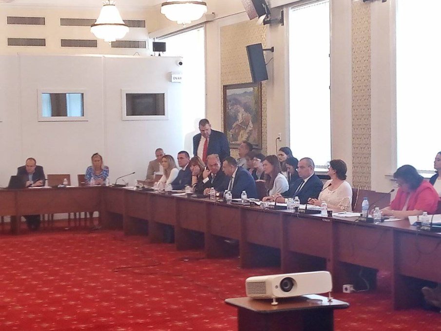 ГОРЕЩО В ПИК! Пеевски пропусна дебатите за промените в НК, дойде само за гласуването (СНИМКИ)