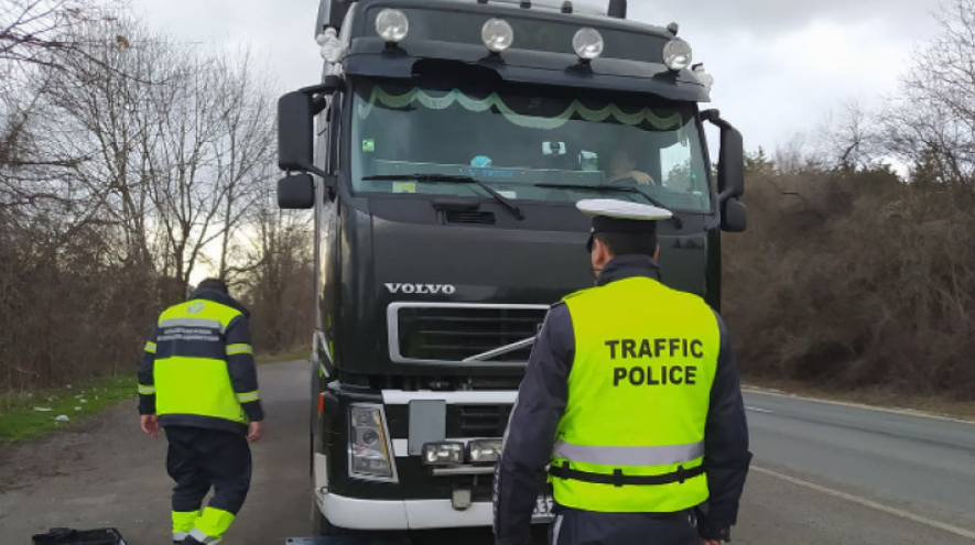 Хванаха румънски тираджия, карал без книжка 44-ма афганистанци