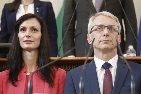 Мария Габриел: Правителството ще издържи, докато има диалог и разум