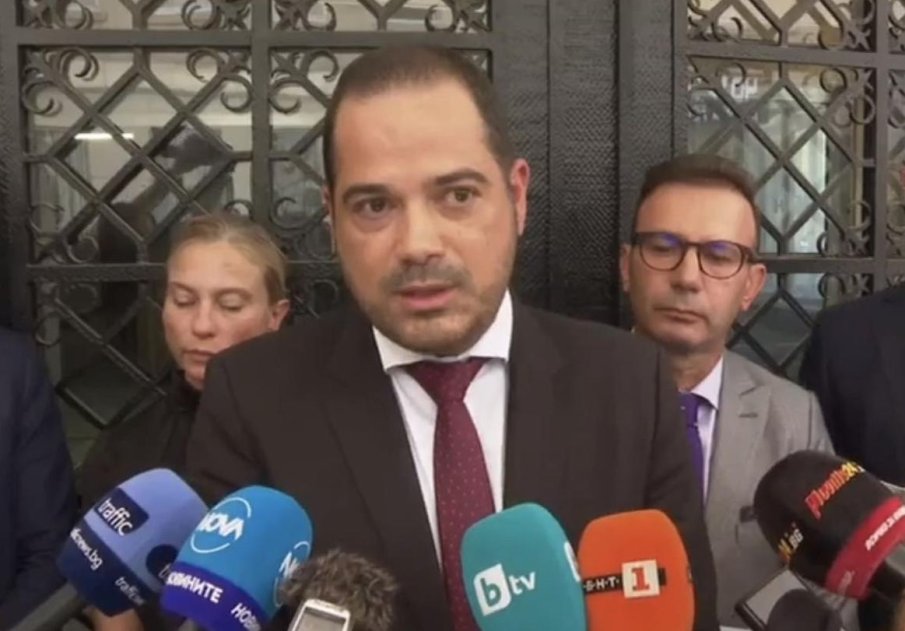 Вътрешният министър се изсули за чистката в МВР, отвърна на удара на Демерджиев