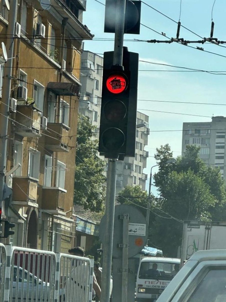 Жена и бебе пострадаха при катастрофа на червено в Хасково