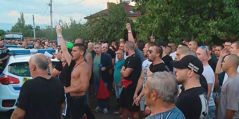 НЕДОВОЛСТВОТО ПРОДЪЛЖАВА: Близки на Димитър и хора от Цалапица излизат на пореден протест