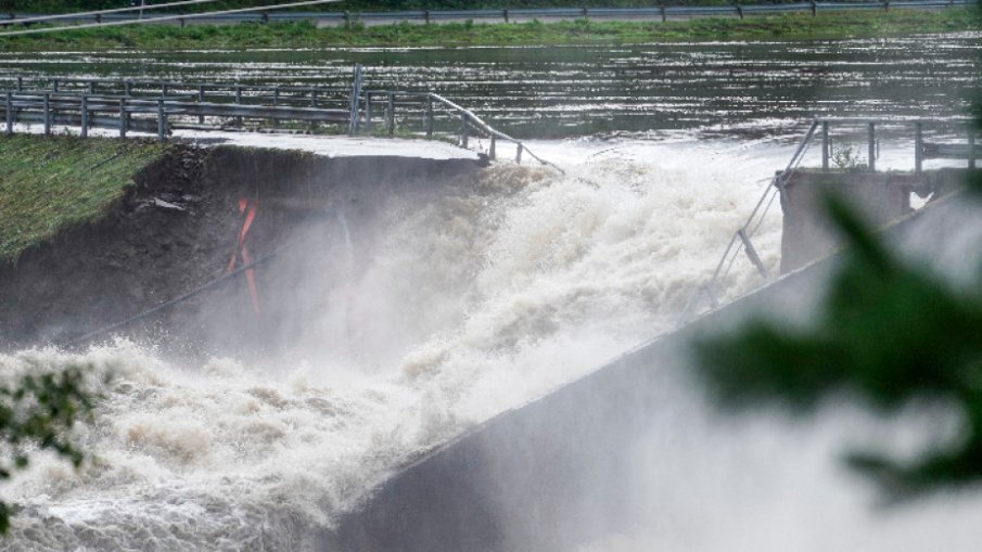 Язовирна стена в Норвегия се скъса след наводненията, хиляди са евакуирани