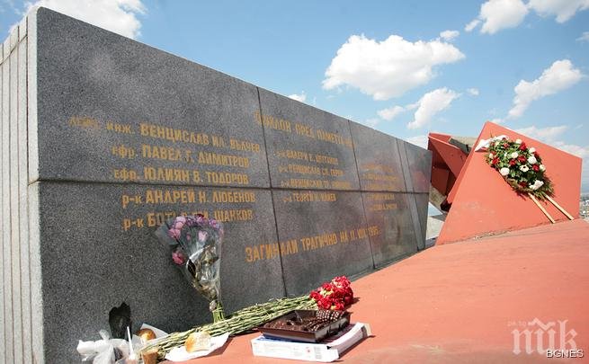 На 11 август 1995 г. 14 военнослужещи изгарят при катастрофа на околовръстния път на София