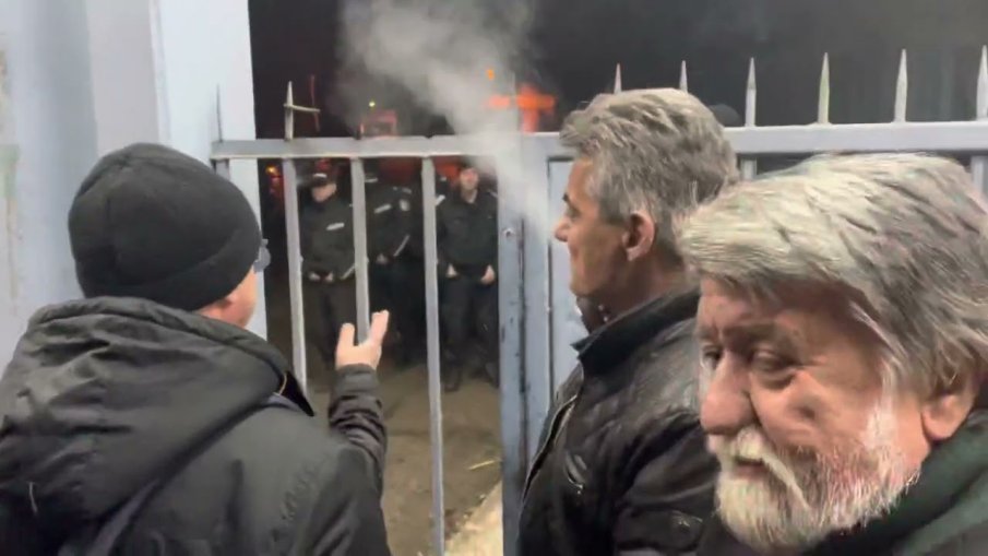 ГОРЧИВИ ДУМИ: Вежди по мокасини в онзи мартенски студ беше пръв пред полицията, когато арестуваха Борисов! Днес лидерът на ГЕРБ го предаде, без да му мигне окото (ВИДЕО)