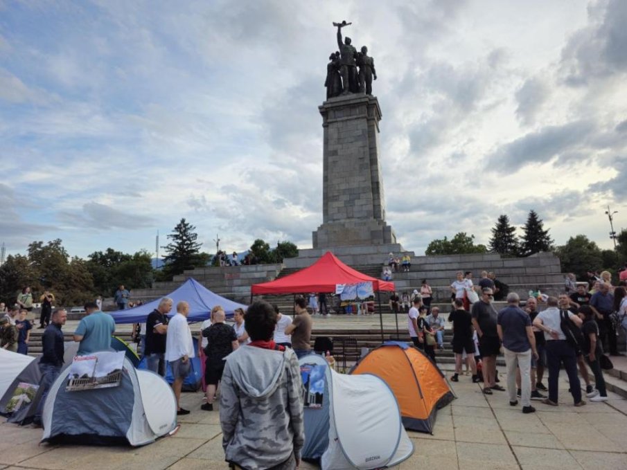 „Възраждане“ и БСП се присъединиха към протеста пред паметника на Съветската армия