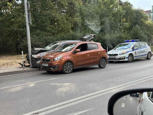 Автомобил се разби в стълб до Семинарията в София