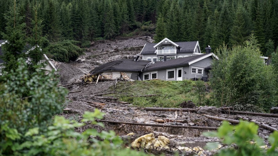 Евакуираха стотици заради свлачища в Норвегия