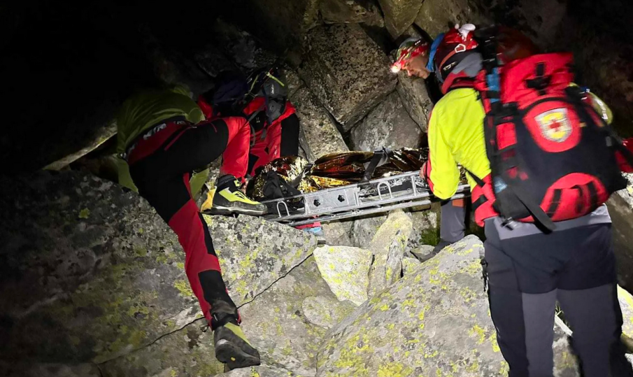 Спасителна акция през цялата нощ за турист, пострадал в Пирин