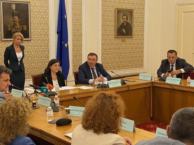 Депутатите решиха: Здравното министерство да създаде стандарт по съдебна медицина в най-кратък срок