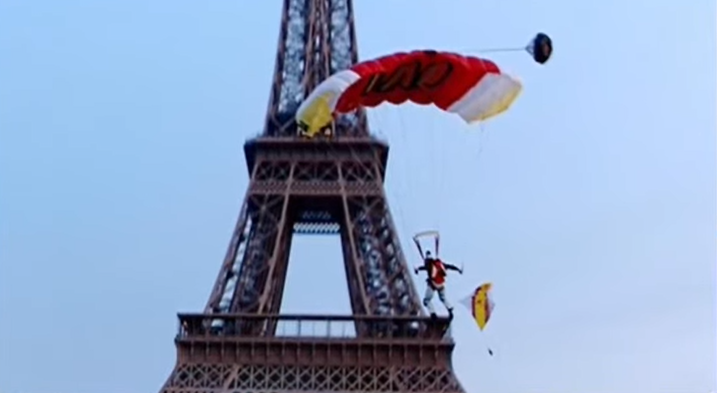 Мъж скочи с парашут от Айфеловата кула - ето какво му се случи после (ВИДЕО)