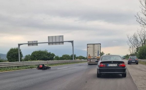 Моторист катастрофира на магистрала Тракия, има задръстване
