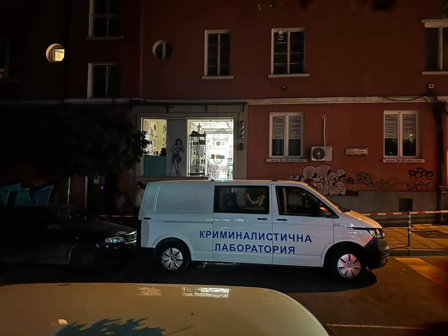 ИЗВЪНРЕДНО В ПИК: ПЪРВО ВИДЕО и СНИМКИ от екшъна в центъра на София - открит е труп в шахта, полицията мълчи