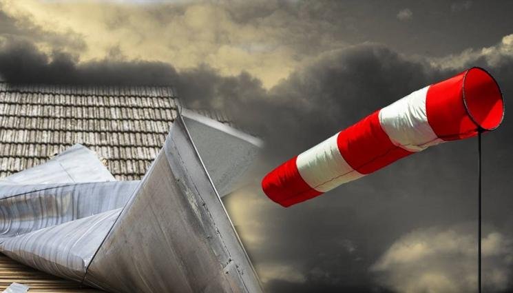 Частично бедствено положение в Дългопол, буря отнесе покриви на къщи