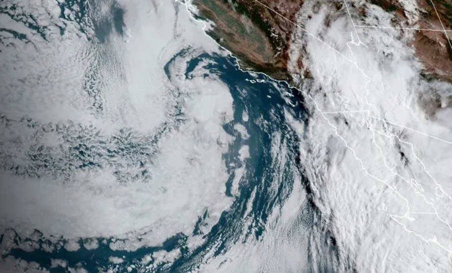 Консулството ни в Лос Анджелис обяви телефонна линия заради бурята „Хилари”