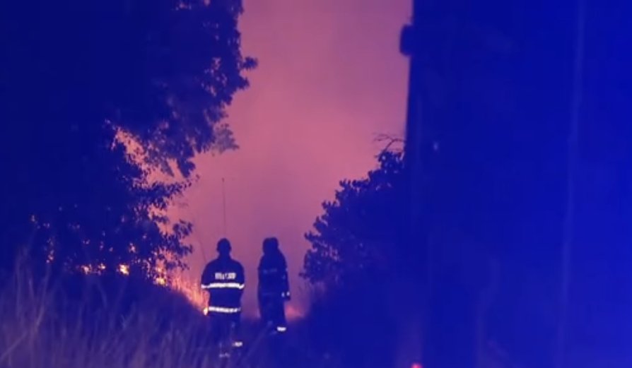 ОТ ПОСЛЕДНИТЕ МИНУТИ: Пожарът в Бургаско се разраства - пламъците приближават къщи