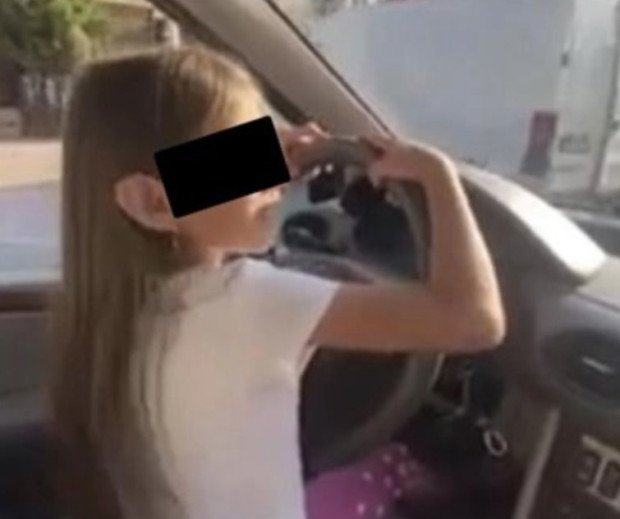 ШОК: Малко момиченце кара кола пред КАТ в Пловдив