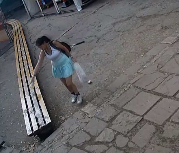 ВАНДАЛСКИ АКТ: Жена залива детски парк с жълта течност, камерите я заснеха