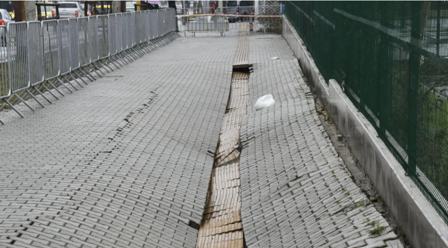 Пропадна асфалт на ремонтиран булевард