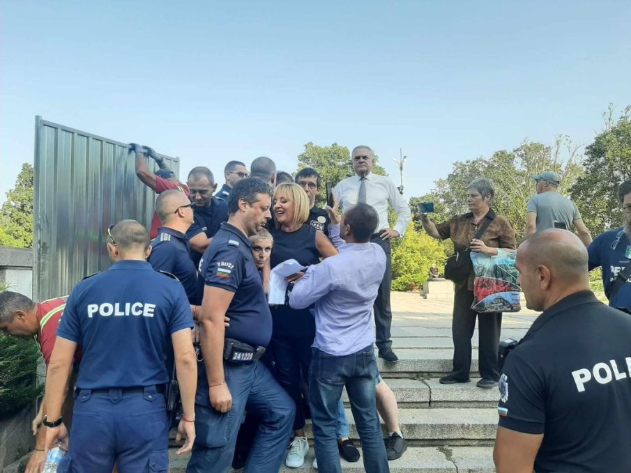 ПИК TV! НАПРЕЖЕНИЕ ОКОЛО МОЧА: Ограждат паметника с метални панели, Костадинов зове за опълчение (ОБНОВЕНА/ВИДЕО)