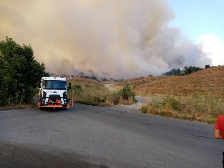 Частичното бедствено положение в Казанлък заради големия пожар остава
