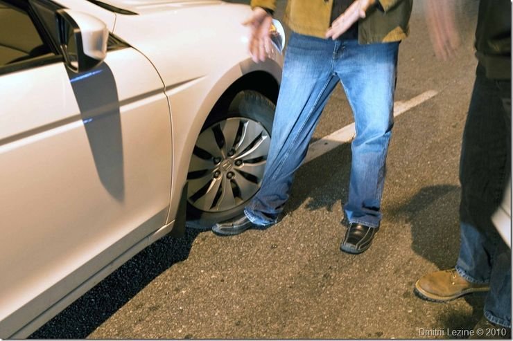 Шофьор легна под колата си, помислиха, че е прегазен