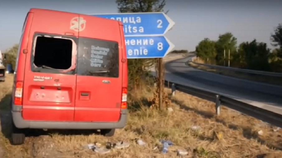 ОТ ПОСЛЕДНИТЕ МИНУТИ: Четирима ранени след поредната катастрофа с мигранти (СНИМКИ)