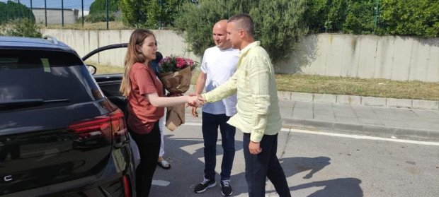 Нургюл се прибра през ГКПП Лесово, ето кой я посрещна...