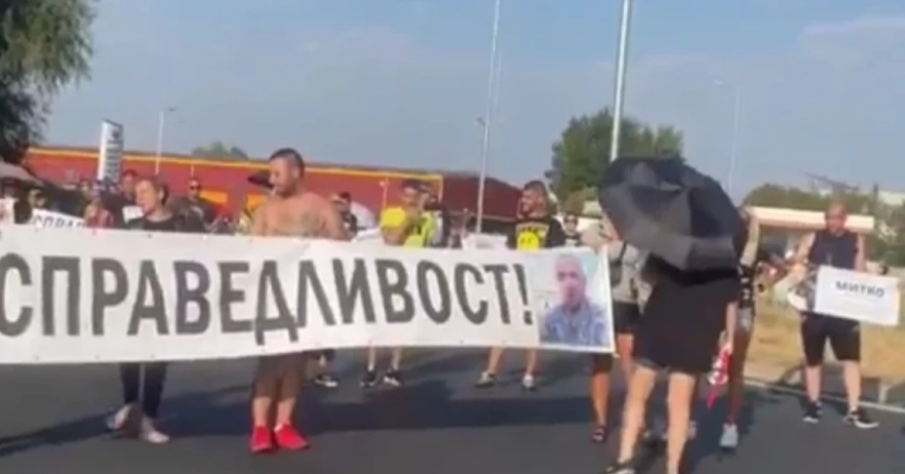 Протест с чадъри и искане Справедливост за Митко блокира кръговото при Орта хан за Пазарджик