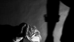 Задържаха млад мъж, нападнал бившата си приятелка на работното ѝ място