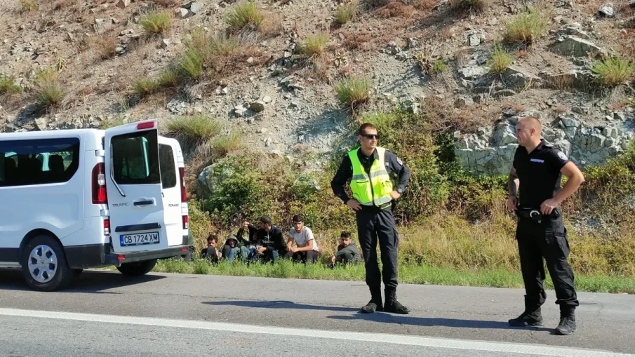 ПОРЕДЕН ТРАНШ: Полицията натръшка нелегални мигранти на Тракия