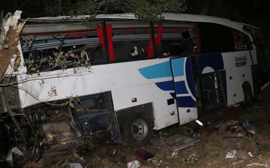 ТРАГЕДИЯ: 12 души загинаха и 19 са ранени при катастрофа на автобус в Централна Турция