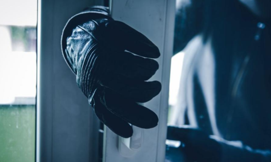 Пребиха и обраха мъж в дома му в Лом