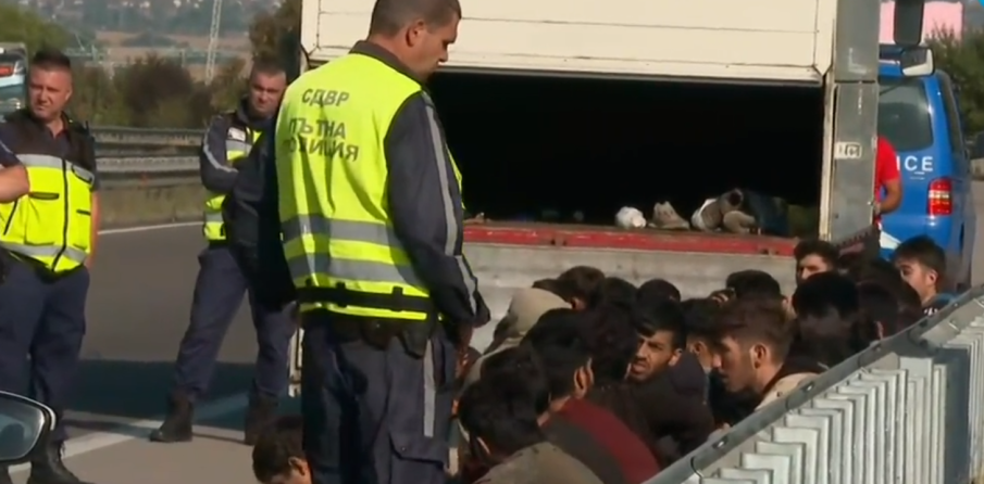 АЛО, МВР! Откриха 80 мигранти в камион край София