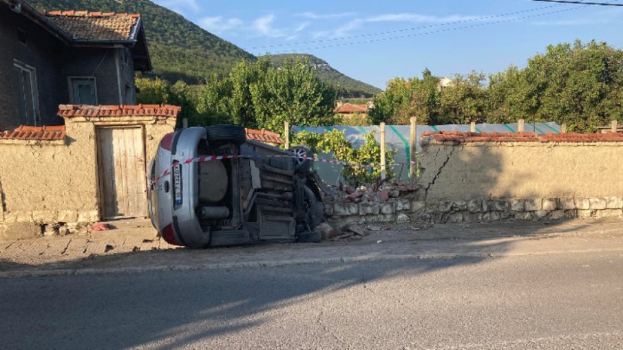 Пиян с Пежо“ се вряза в ограда край Шумен