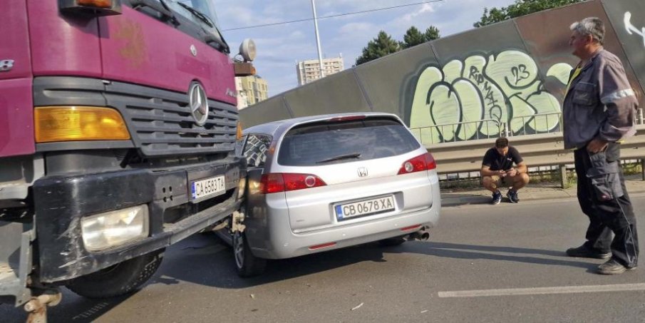 Челен удар между тир и кола на пътя Пловдив-Пазарджик (СНИМКА)