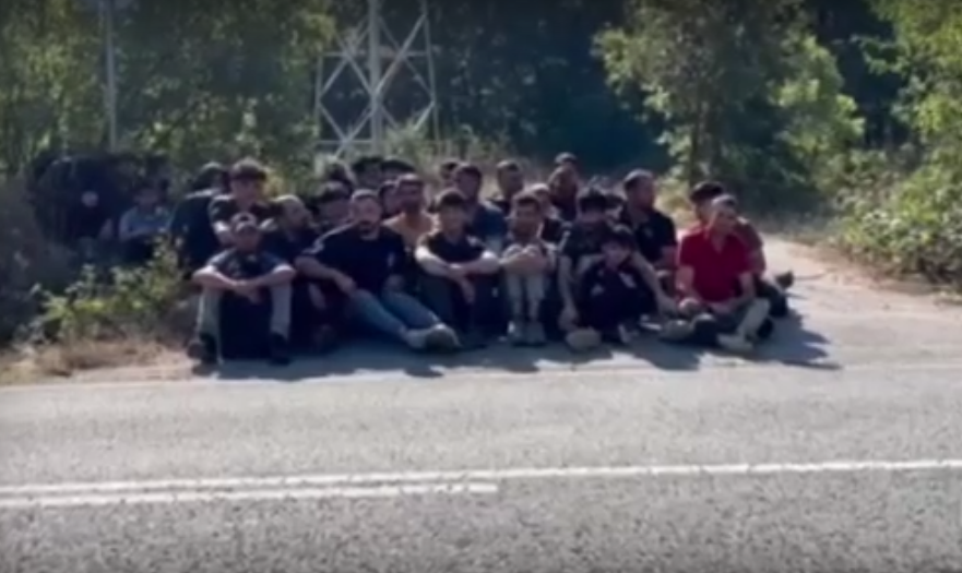 Хванаха огромна тумба мигранти в Странджа, сред тях жени и деца