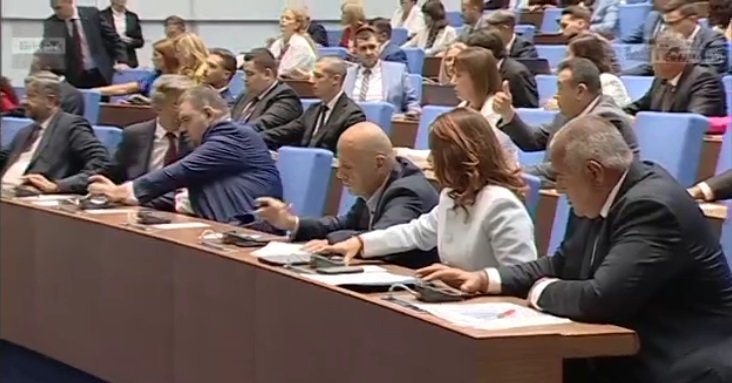 НА ПЪРВИЯ РЕД В ПАРЛАМЕНТА Е СТРАШНО: Бойко, Деси, Дончев, Пеевски, Карадайъ, Христо и ген. Атанасов (СНИМКИ)