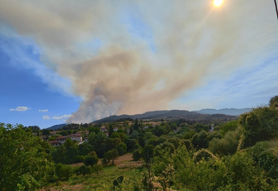 100 огнеборци гасят трети ден пожара над Хвойна, пак вдигат два хеликоптера