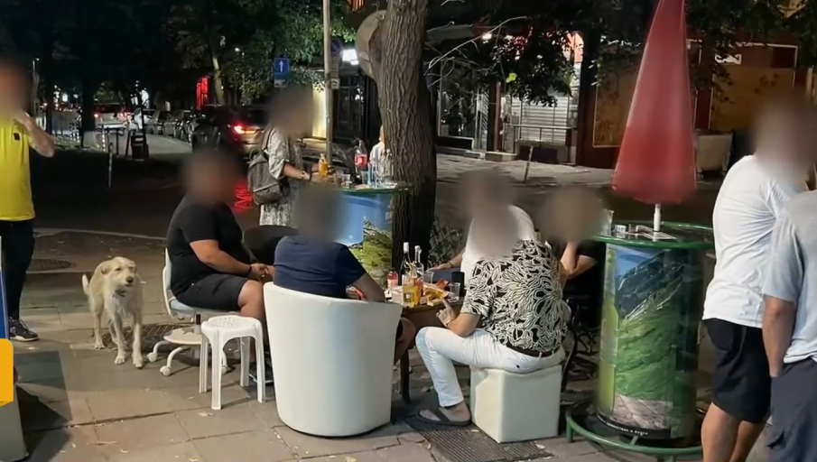 ОТМЪСТИТЕЛНИ НАГЛЕЦИ: Група мъже и жени тормозят жители на столичната Солунска