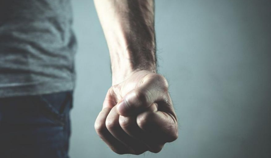 Трима възрастни мъже нападнаха тийнейджър