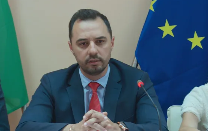 НЕ МУ СЕ ТРЪГВА: Министър Богдан Богданов има желание да остане на поста и след ротацията