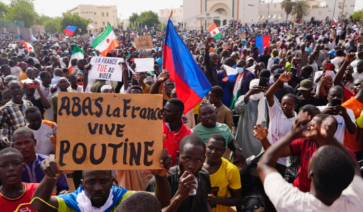 В Нигер взеха френския посланик за заложник